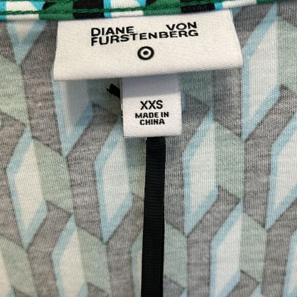 DVF Green Geometric Print Wrap Dress 👗 Chic & Polished! Great for Travel 🧳 ✈️ - Picture 17 of 17